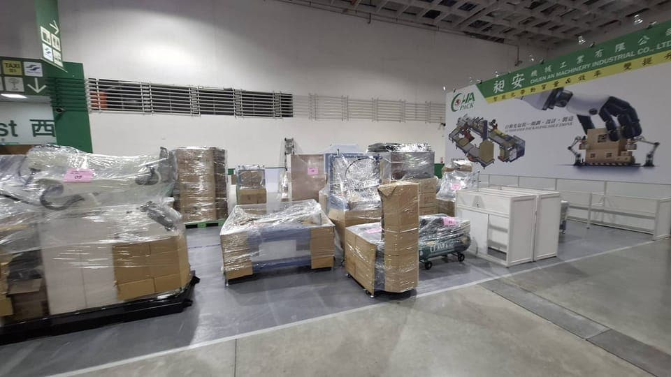 展場內包裝完成的機械設備與展品